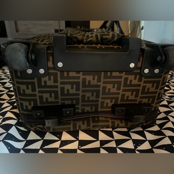 🔥🔥🔥Fendi carry-on vintage luggage - good conditions Authentic - Picture 7 of 12